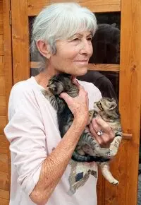 Kassenwartin des Tierschutzvereins mit zwei Kätzchen
